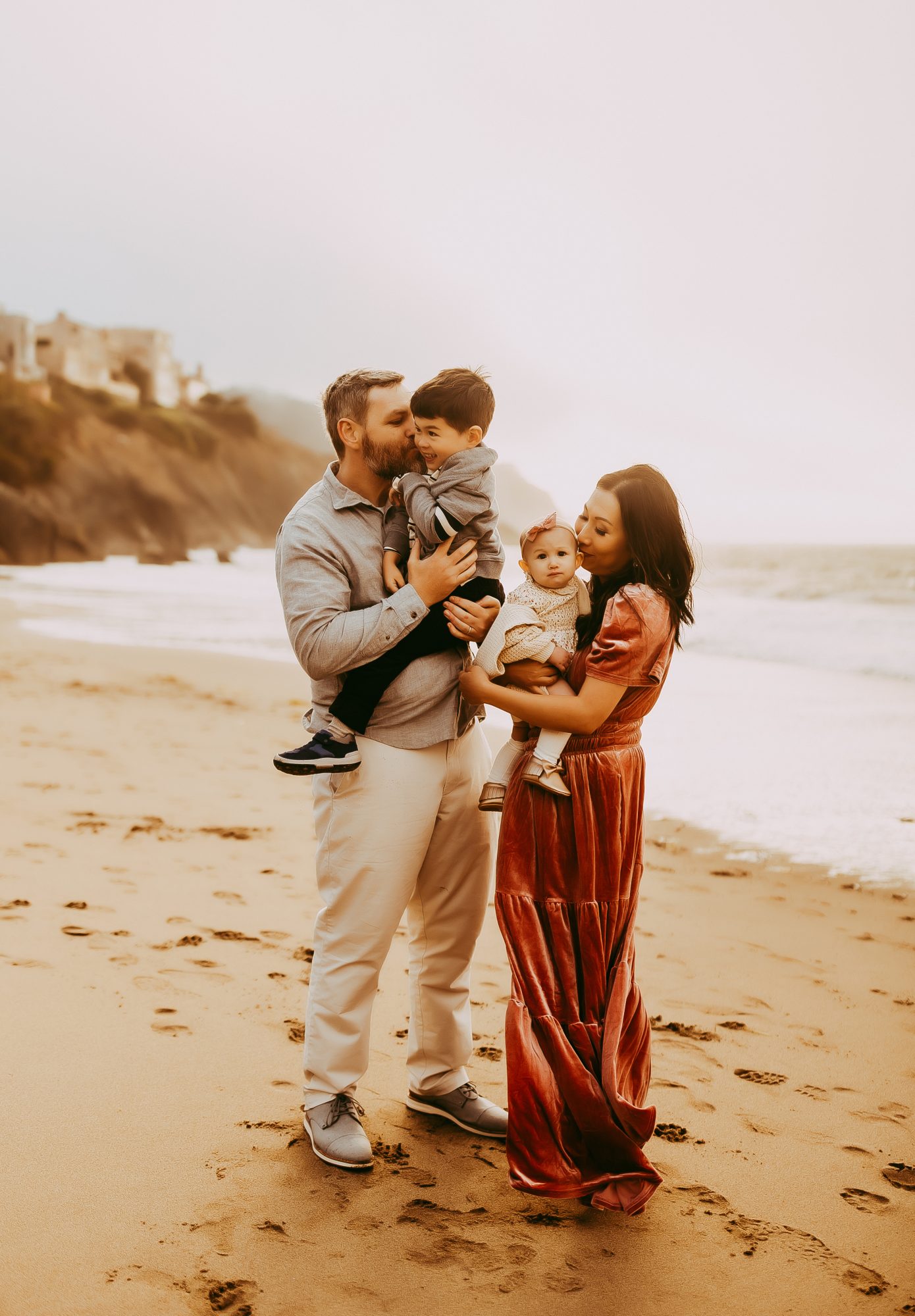 Shefali Parekh | Capturing Joy and Laughter: The Family Session at Baker Beach A family on the beach