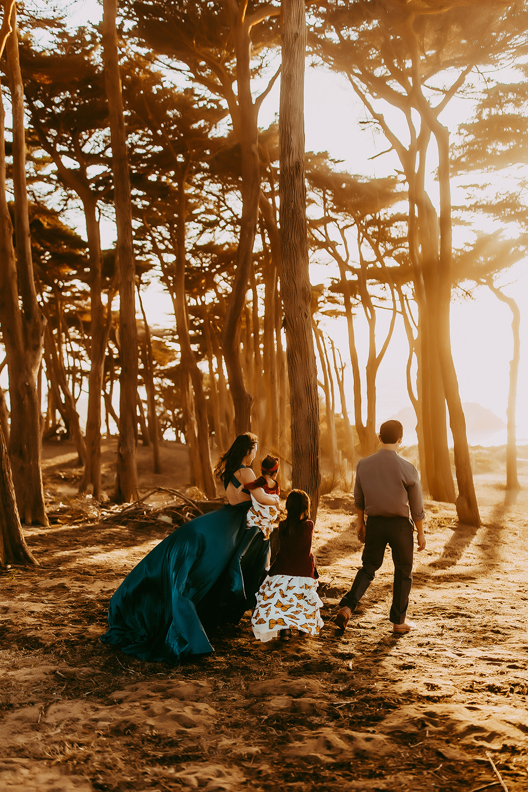 Shefali Parekh | Capturing the Magic of Golden Hour: Why Timing is Everything for Your Family Photoshoot Best Family Photographer