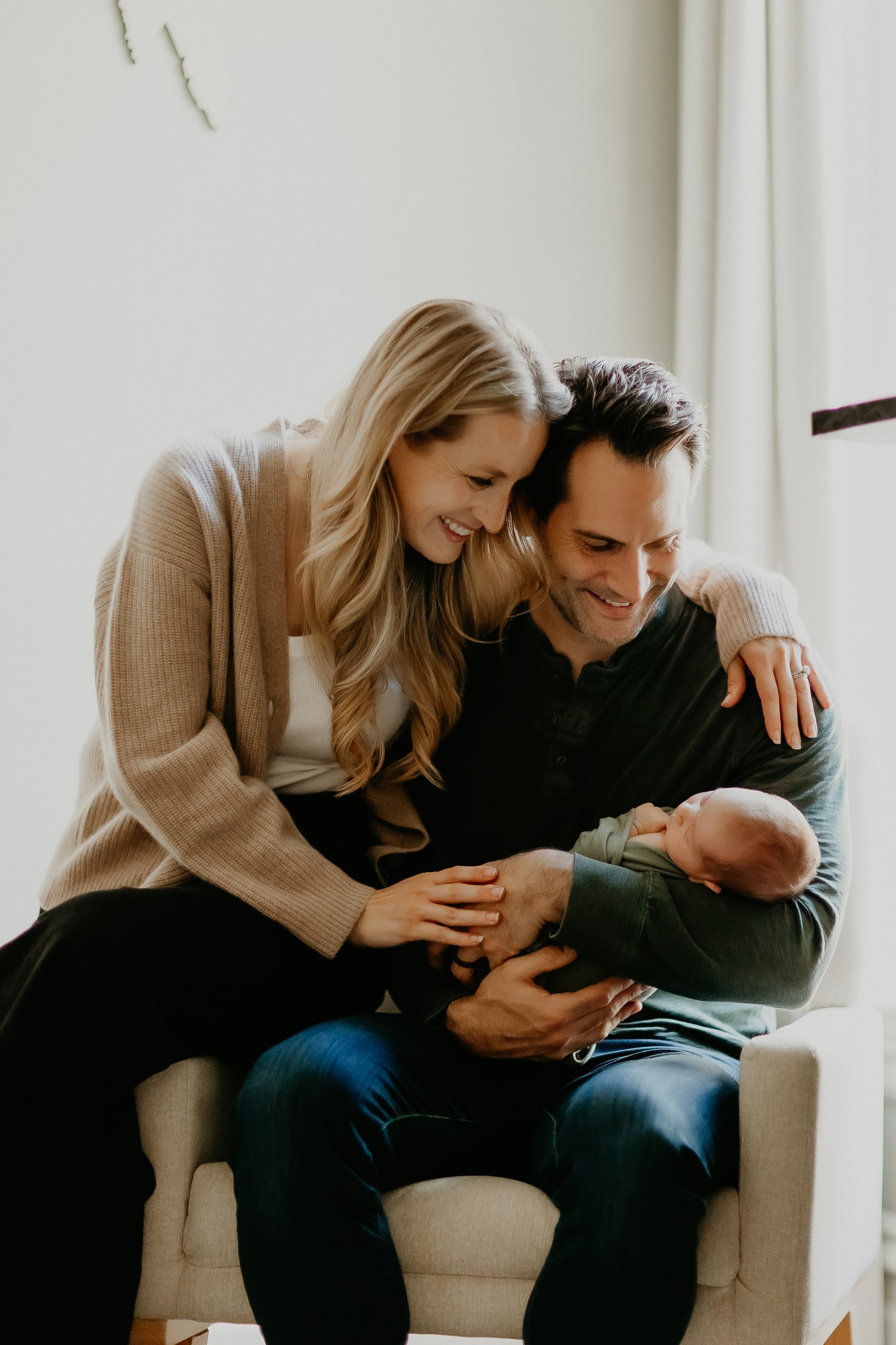 Shefali Parekh | Getting Ready for Your Lifestyle Newborn Photography Session: Tips for New Parents Mom and Dad newborn photo poses