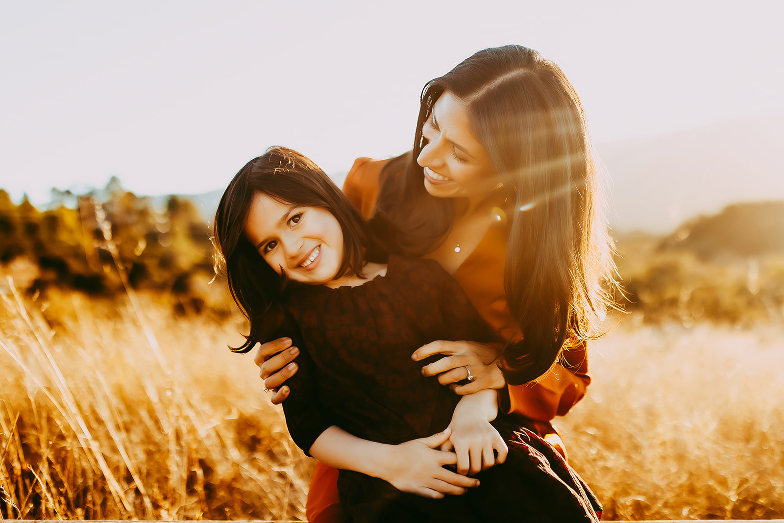 Shefali Parekh | Fall Family Photography Ideas: Extended Family Session mom and daughter laughing