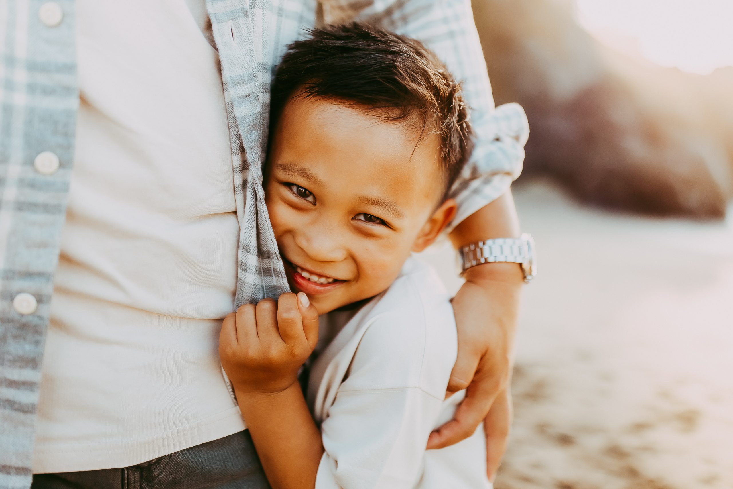 Shefali Parekh | Bay Area Beach Family Photoshoot Tips son hugging dad
