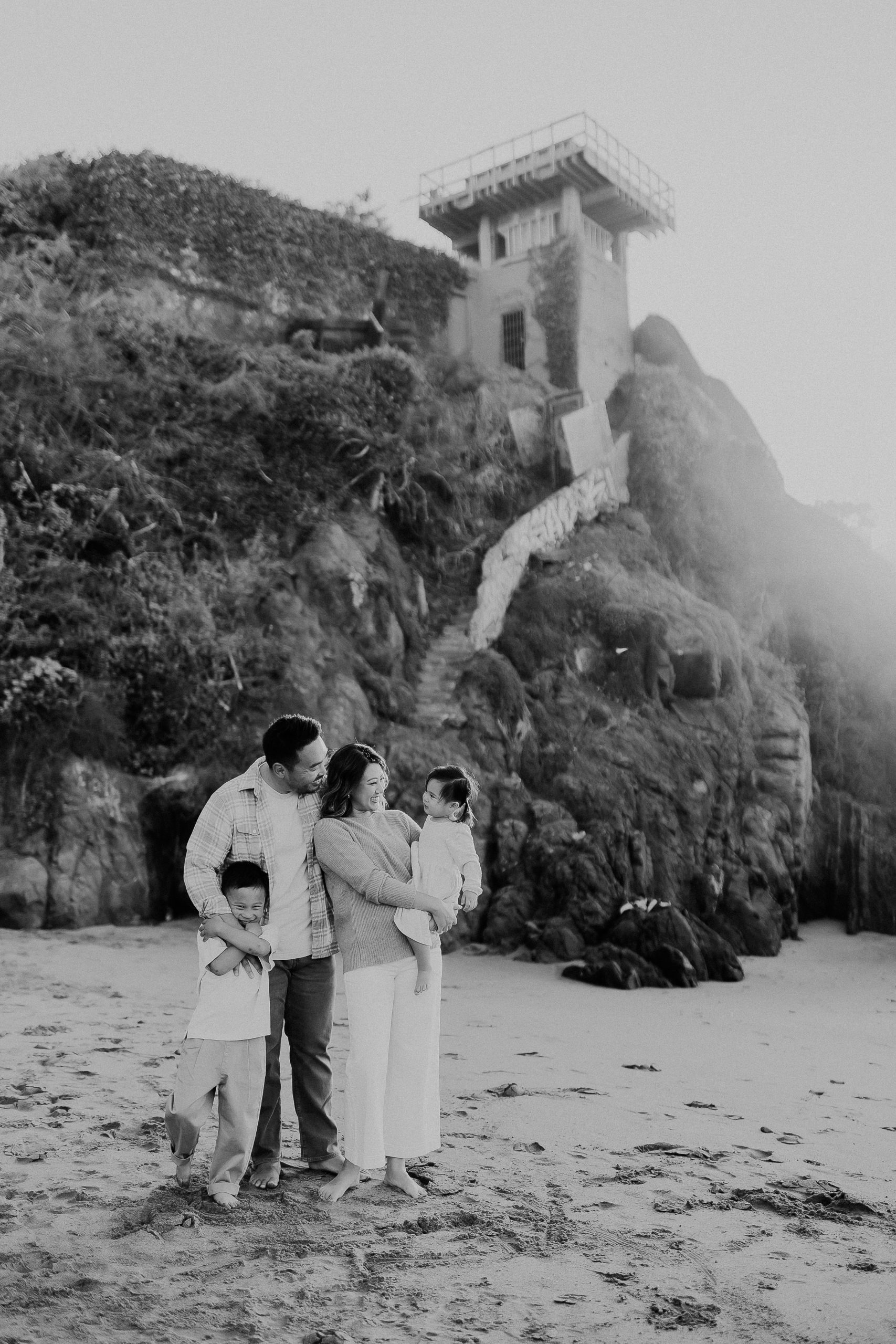 Shefali Parekh | Bay Area Beach Family Photoshoot Tips black and white beach family photo