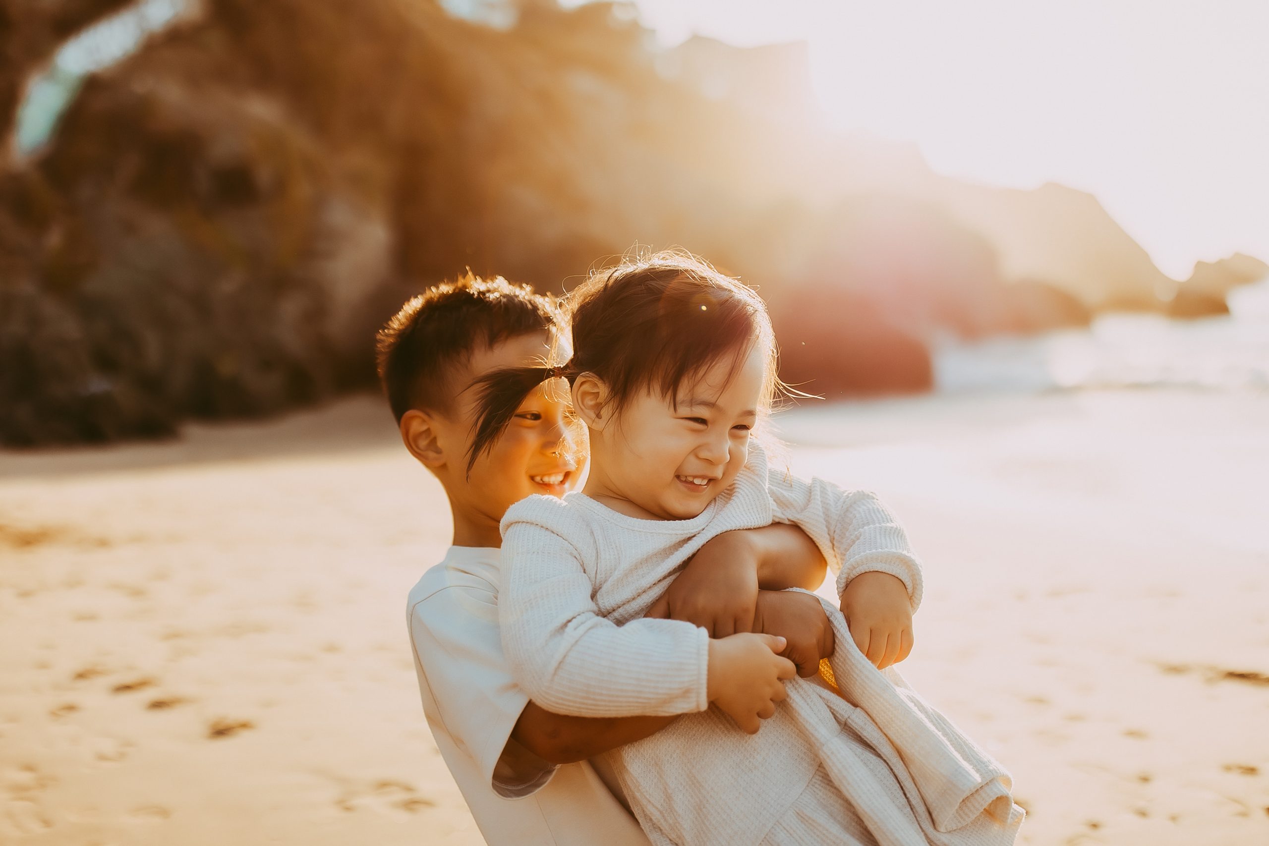 Shefali Parekh | Bay Area Beach Family Photoshoot Tips siblings hugging each other