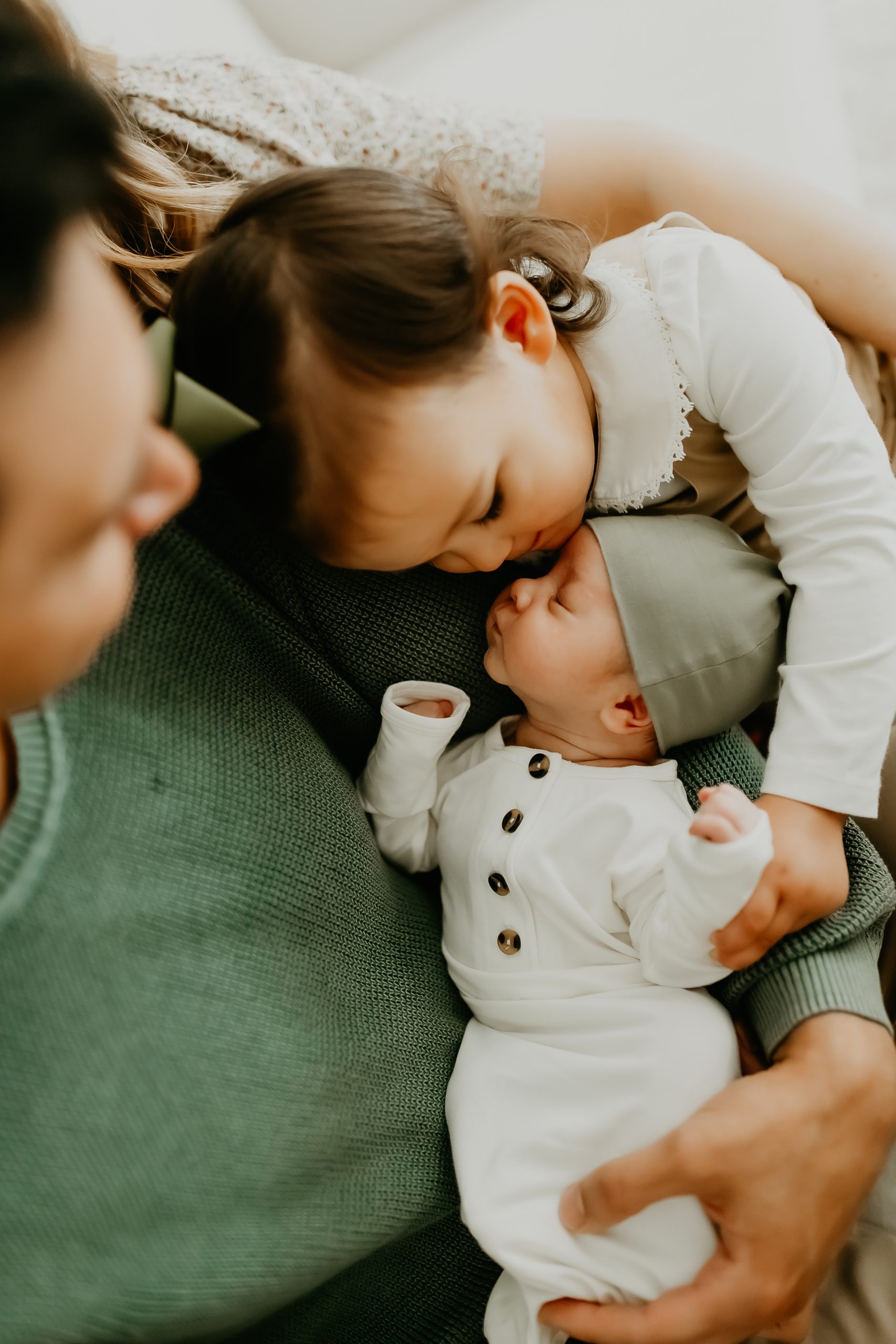 Shefali Parekh | Newborn Photographer sibling newborn photography in home
