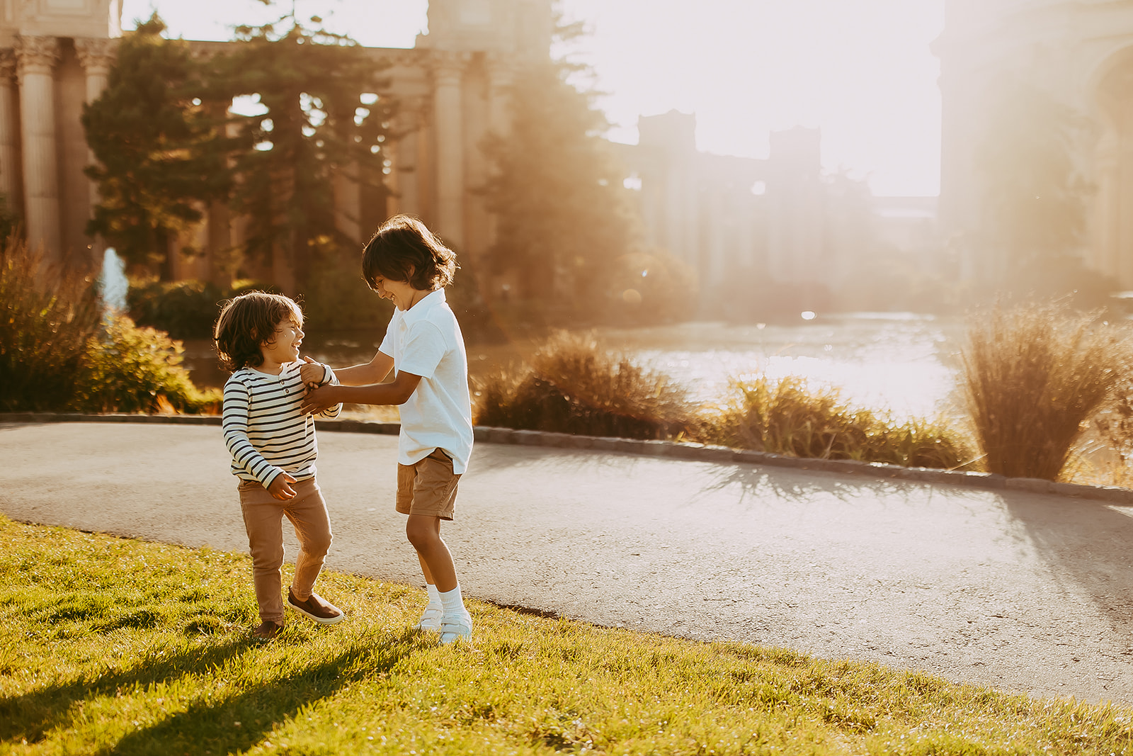 Shefali Parekh | Bay Area Fall Mini Sessions 2025 boys playing at palace of fine arts
